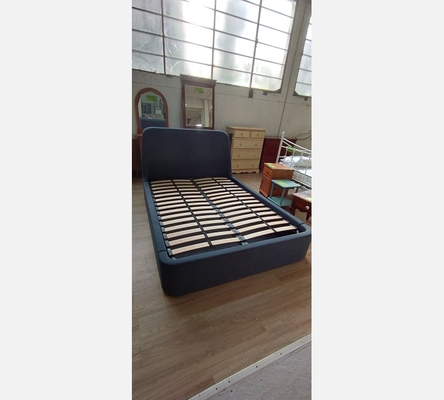 Lit coffre en tissu bleu vert 140/190 cm avec sommier intégré.