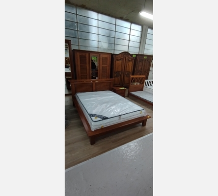 Lit style Indo en pin massif 140/190 cm. Literie vendue séparément.