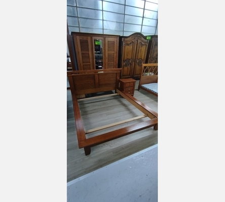 Lit style Indo en pin massif 140/190 cm. Literie vendue séparément.