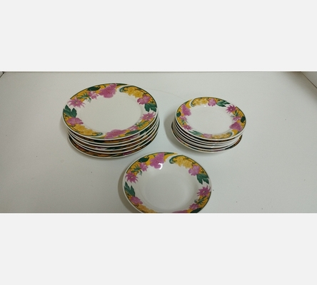 Lot d'assiettes motif fleurs