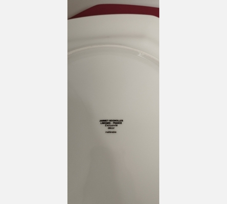 Lot de 10 grandes assiettes en porcelaine bordeaux de Limoges.
