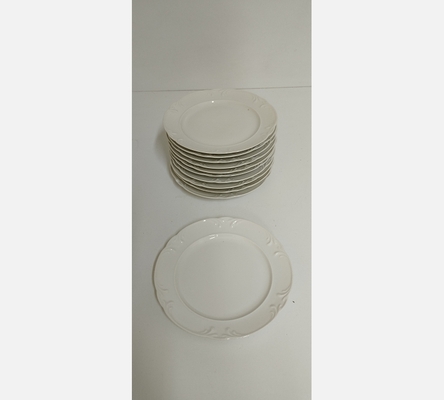 Lot de 11 assiettes à dessert en porcelaine blanche.