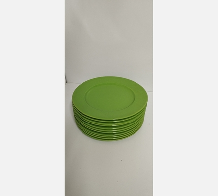 Lot de 11 grandes assiettes en porcelaine verte.