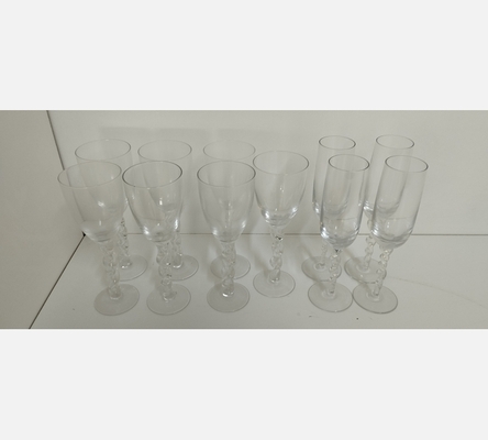 Lot de 11 verres à pied torsadé. 7 verres à vin, 4 coupes à Champagne