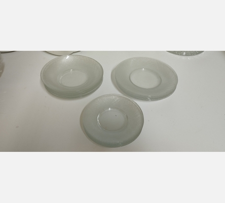 Lot de 18 assiettes en verre transparent.