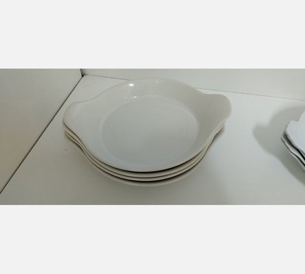 Lot de 4 assiettes creuses à oreilles en céramique blanche.