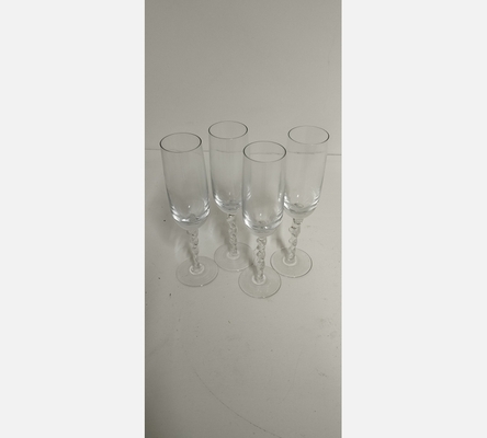 Lot de 4 flûtes à champagne à pieds torsadées.