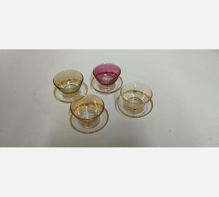 Lot de 4 tasses en verres.