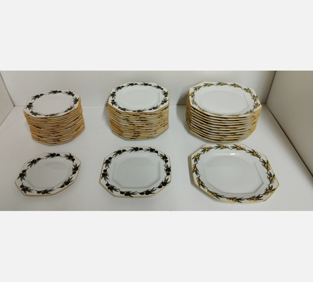 Lot de 47 assiettes motif Olive porcelaine de Limoges. Porcelaine d'art du Cruou