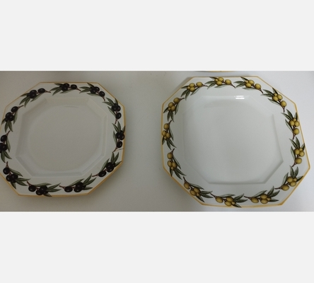 Lot de 47 assiettes motif Olive porcelaine de Limoges. Porcelaine d'art du Cruou
