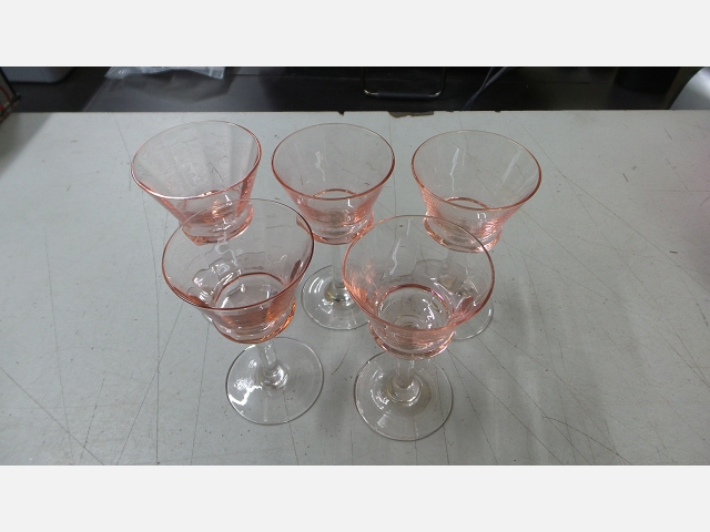 Lot de 5 verres rose.