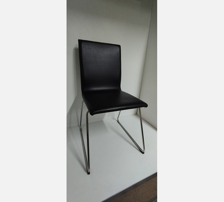 Lot de 6 chaises en PU noir.
