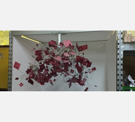 Lustre de créateur en métal et papillotes rouge. Fabriqué en France.