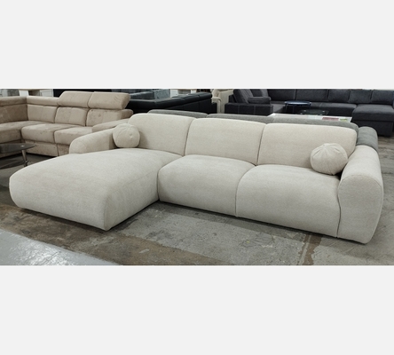 M2 Rav24 Canapé d'angle Cloud en tissu beige avec 2 coussins boules.