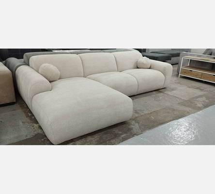 M2 Rav24 Canapé d'angle Cloud en tissu beige avec 2 coussins boules.