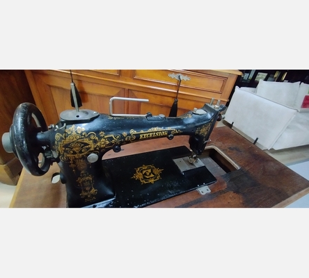 Machine à coudre Excelsior.