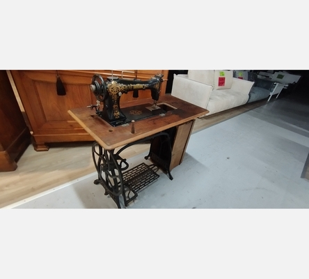 Machine à coudre Excelsior.