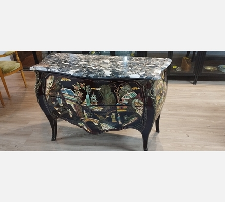 Magnifique commode style asiatique forme Louis XV en laque noire et déco pagodes