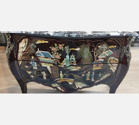 Magnifique commode style asiatique forme Louis XV en laque noire et déco pagodes
