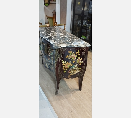 Magnifique commode style asiatique forme Louis XV en laque noire et déco pagodes