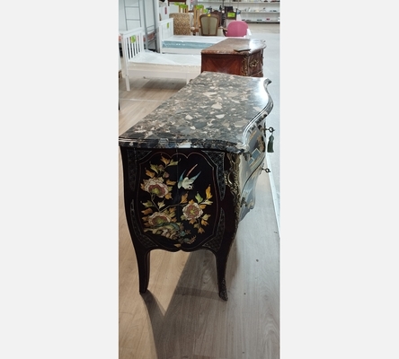Magnifique commode style asiatique forme Louis XV en laque noire et déco pagodes