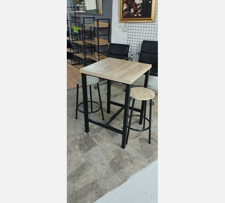 Mange debout avec 2 tabourets  dessus style chêne griffé et pieds noirs.