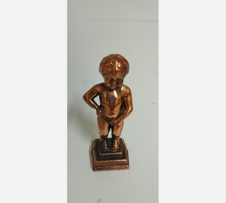 Manneken pis en métal