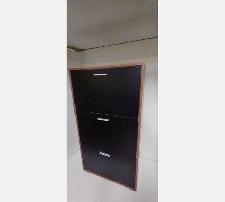 Meuble à chaussures 3 portes, teinte noir et noyer.