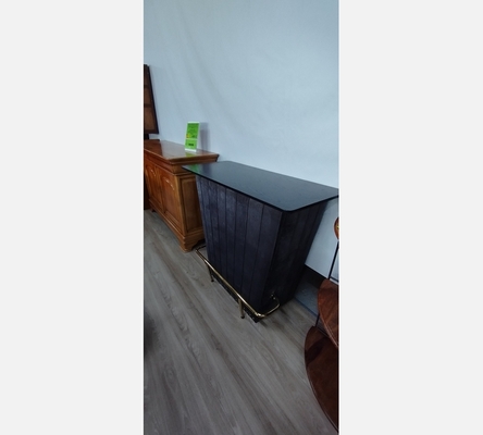 Meuble bar en tissu gris anthracite et plateau imitation bois noir.