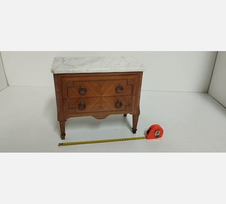 Mignonne petite commode de maitrise réalisée par un étudiant ébéniste.