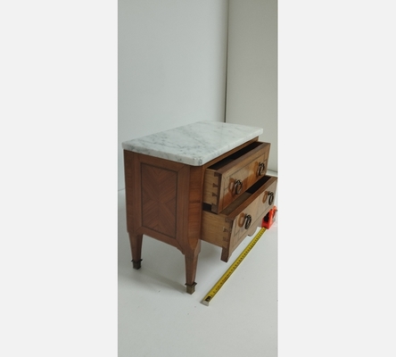 Mignonne petite commode de maitrise réalisée par un étudiant ébéniste.