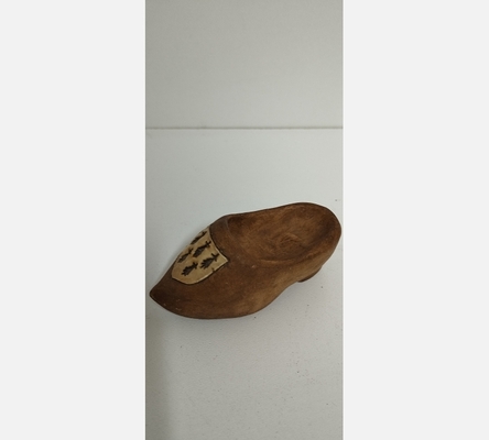 Mini sabot ancien en bois aux armoiries de la Bretagne.