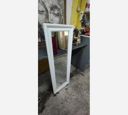 Miroir blanc rectangulaire.