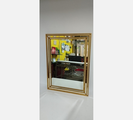 Miroir doré rectangulaire à pareclose.