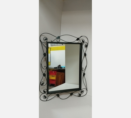 Miroir en métal vert.