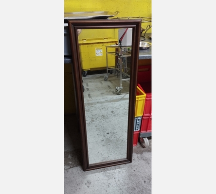 Miroir rectangulaire contour en bois mouluré.