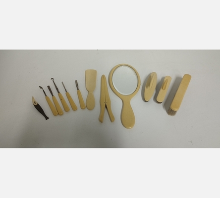 Nécéssaire de beauté ancien. 12 pièces. Vendu en lot uniquement.