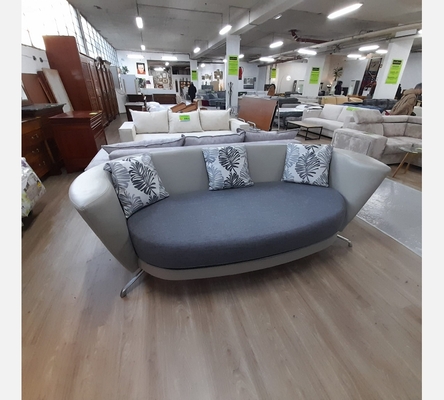 Original  Canapé en cuir et tissu forme arrondie avec 3 coussins .