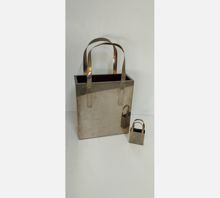 Original porte-revues chromé en forme de sac à main avec son porte crayons