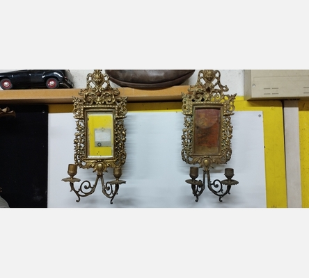 Paire d'appliques miroirs chandeliers  en bronze. Manque 1 miroir.