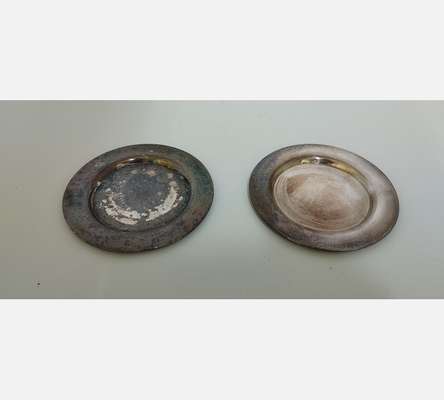 Paire d'assiettes de table en métal argenté