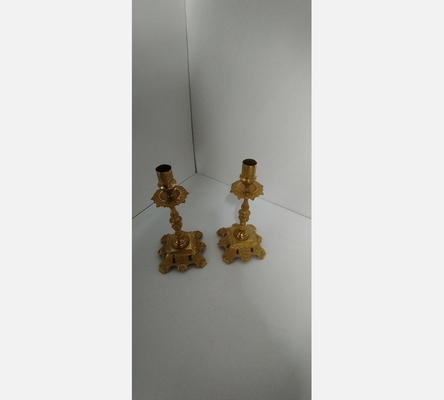 Paire de bougeoirs en bronze.