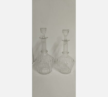 Paire de carafes en cristal avec bouchons. 1 grande, 1 petite