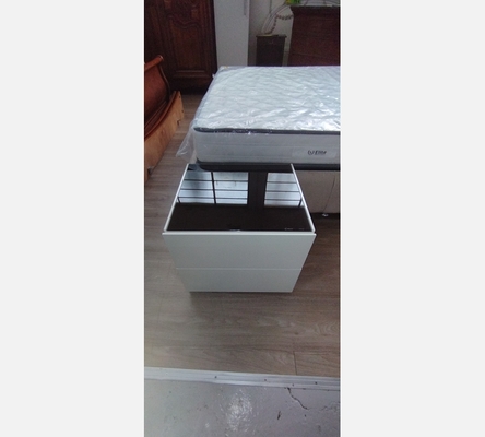 Paire de chevets Calligaris en laque blanche.