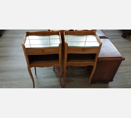 Paire de chevets en merisier style Louis XV, 1 tiroir, dessus verre.