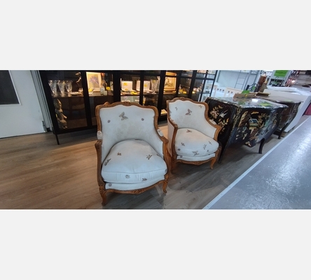 Paire de fauteuils bergères gondoles de styles Louis XV.