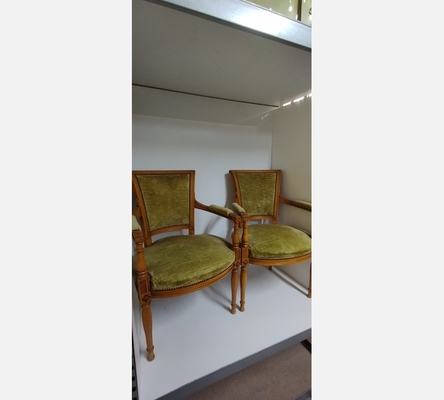 Paire de fauteuils style Directoire en hêtre blond et velours vert.