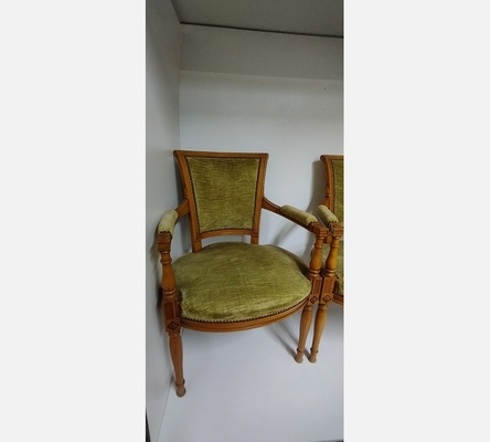 Paire de fauteuils style Directoire en hêtre blond et velours vert.