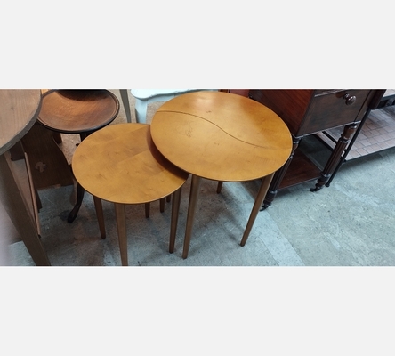 Paire de guéridons, ronds, gigognes en bois teinte merisier.