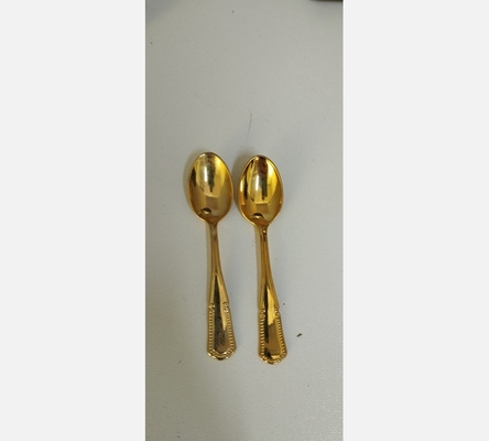 Paire de petites cuillères dorées.